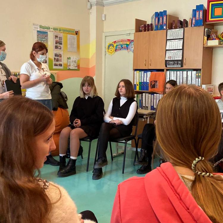 Учні та вчителі п’яти шкіл на Сході України взяли участь у дослідженні, метою якого є подолання гендерного насильства у школах